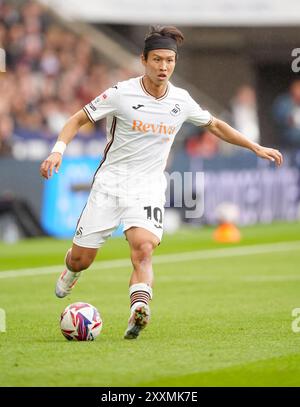 EOM Ji-Sung de Swansea City lors du Sky Bet Championship match au stade Swansea.com de Swansea. Date de la photo : dimanche 25 août 2024. Banque D'Images