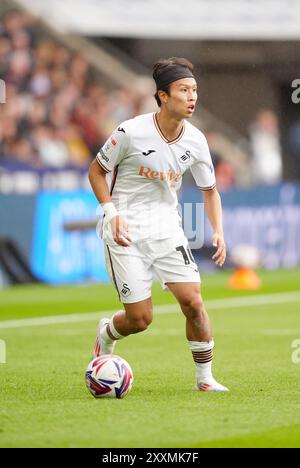 EOM Ji-Sung de Swansea City lors du Sky Bet Championship match au stade Swansea.com de Swansea. Date de la photo : dimanche 25 août 2024. Banque D'Images