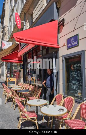 Tabac, café le Ventadour sur la rue des petits champs près du métro Pyramides à Paris, France Banque D'Images