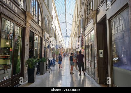 Le passage Choiseul a couvert une arcade shopping & Restaurant dans le quartier de l'Opéra de Paris, 2ème arrondissement Banque D'Images