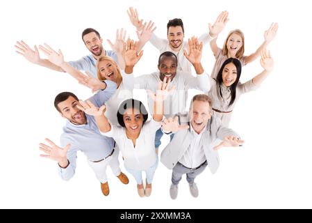 Une équipe commerciale performante. Vue de dessus d'un groupe diversifié positif de personnes en tenue décontractée intelligente regardant la caméra et étirant leurs mains pendant STA Banque D'Images