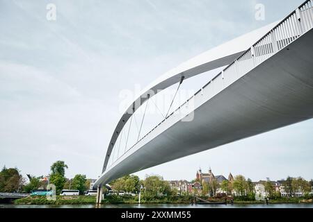 Maastricht, pays-Bas - 13 avril 2024 : Hoge brug (pont haut) face au centre-ville historique de Maastricht sur la rivière Maas Banque D'Images