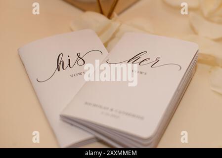 Blancs, ses livrets de vœux pour mariés et mariés empilés ensemble Banque D'Images
