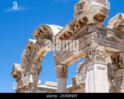 Selcuk, Turquie - 12 mai 2024 : fronton du Temple d'Hadrien dans la ville de Grèce antique Ephèse le jour ensoleillé du printemps. Ephèse est dans la liste de l'UNESCO World Her Banque D'Images