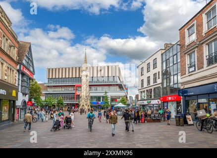 Magasins sur East Gates regardant vers The Clocktower, Leicester, Leicestershire, Angleterre, Royaume-Uni Banque D'Images