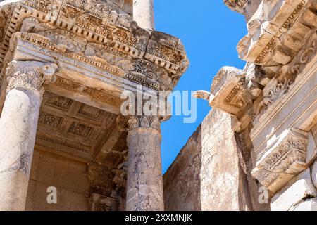 Selcuk, Turquie - 12 mai 2024 : plafond de l'ancienne bibliothèque romaine du bâtiment Celsus dans la ville d'Éphèse le jour ensoleillé du printemps. Ephèse est dans la liste de l'UNESCO W. Banque D'Images