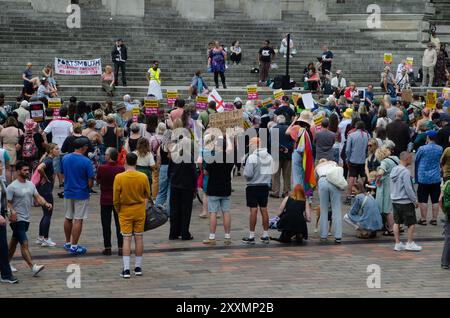 Le Portsmouth Unity Rally, avec plus de 1000 participants, a commencé par une démonstration devant la Barclays Bank sur commercial Road, puis sur les marches du Guildhall Square, organisé par Stand Up Against Racism, le 10 août 2024. Banque D'Images