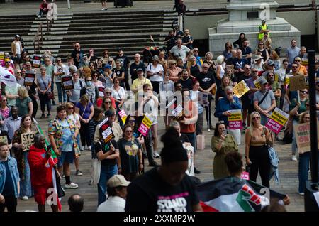 Le Portsmouth Unity Rally, avec plus de 1000 participants, a commencé par une démonstration devant la Barclays Bank sur commercial Road, puis sur les marches du Guildhall Square, organisé par Stand Up Against Racism, le 10 août 2024. Banque D'Images