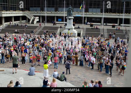 Le Portsmouth Unity Rally, avec plus de 1000 participants, a commencé par une démonstration devant la Barclays Bank sur commercial Road, puis sur les marches du Guildhall Square, organisé par Stand Up Against Racism, le 10 août 2024. Banque D'Images