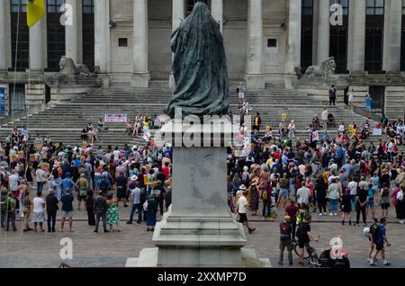 Le Portsmouth Unity Rally, avec plus de 1000 participants, a commencé par une démonstration devant la Barclays Bank sur commercial Road, puis sur les marches du Guildhall Square, organisé par Stand Up Against Racism, le 10 août 2024. Banque D'Images