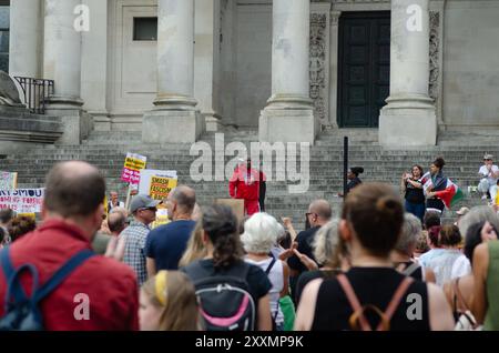 Le Portsmouth Unity Rally, avec plus de 1000 participants, a commencé par une démonstration devant la Barclays Bank sur commercial Road, puis sur les marches du Guildhall Square, organisé par Stand Up Against Racism, le 10 août 2024. Banque D'Images