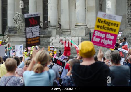 Le Portsmouth Unity Rally, avec plus de 1000 participants, a commencé par une démonstration devant la Barclays Bank sur commercial Road, puis sur les marches du Guildhall Square, organisé par Stand Up Against Racism, le 10 août 2024. Banque D'Images