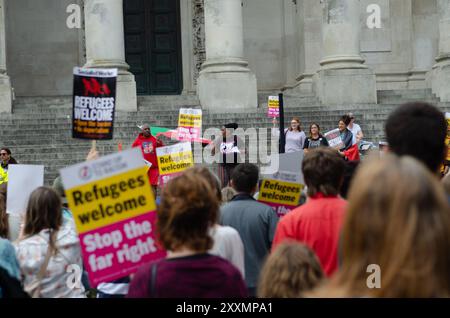 Le Portsmouth Unity Rally, avec plus de 1000 participants, a commencé par une démonstration devant la Barclays Bank sur commercial Road, puis sur les marches du Guildhall Square, organisé par Stand Up Against Racism, le 10 août 2024. Banque D'Images