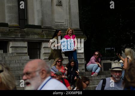 Le Portsmouth Unity Rally, avec plus de 1000 participants, a commencé par une démonstration devant la Barclays Bank sur commercial Road, puis sur les marches du Guildhall Square, organisé par Stand Up Against Racism, le 10 août 2024. Banque D'Images