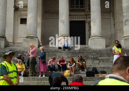 Le Portsmouth Unity Rally, avec plus de 1000 participants, a commencé par une démonstration devant la Barclays Bank sur commercial Road, puis sur les marches du Guildhall Square, organisé par Stand Up Against Racism, le 10 août 2024. Banque D'Images