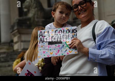 Le Portsmouth Unity Rally, avec plus de 1000 participants, a commencé par une démonstration devant la Barclays Bank sur commercial Road, puis sur les marches du Guildhall Square, organisé par Stand Up Against Racism, le 10 août 2024. Banque D'Images