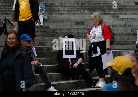 Le Portsmouth Unity Rally, avec plus de 1000 participants, a commencé par une démonstration devant la Barclays Bank sur commercial Road, puis sur les marches du Guildhall Square, organisé par Stand Up Against Racism, le 10 août 2024. Banque D'Images