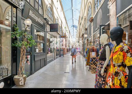 Le passage Choiseul a couvert une arcade shopping & Restaurant dans le quartier de l'Opéra de Paris, 2ème arrondissement Banque D'Images