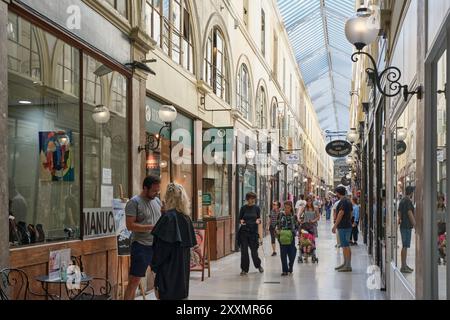 Le passage Choiseul a couvert une arcade shopping & Restaurant dans le quartier de l'Opéra de Paris, 2ème arrondissement Banque D'Images