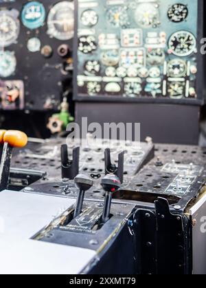 Kaliningrad, Russie - 15 juin 2024 : tableau de bord de commande pilote dans un vieux véhicule au Musée de l'Océan mondial dans la ville de Kaliningrad le jour d'été Banque D'Images