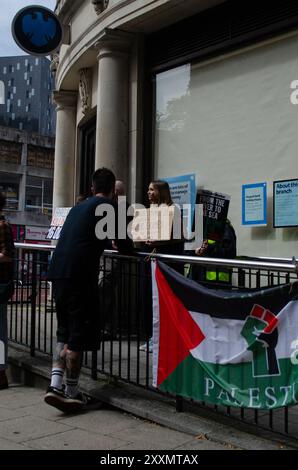 Le Portsmouth Unity Rally, avec plus de 1000 participants, a commencé par une démonstration devant la Barclays Bank sur commercial Road, puis sur les marches du Guildhall Square, organisé par Stand Up Against Racism, le 10 août 2024. Banque D'Images