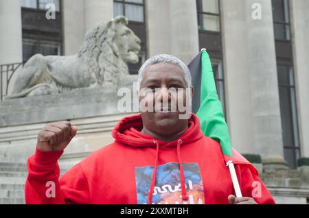 Le Portsmouth Unity Rally, avec plus de 1000 participants, a commencé par une démonstration devant la Barclays Bank sur commercial Road, puis sur les marches du Guildhall Square, organisé par Stand Up Against Racism, le 10 août 2024. Banque D'Images