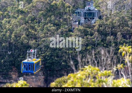 Glissant entre les sommets des falaises au-dessus de la Jamison Valley à 270 mètres, se trouve le téléphérique le plus haut d'Australie, un Scenic Skyway (téléphérique) au sol en verre Tha Banque D'Images