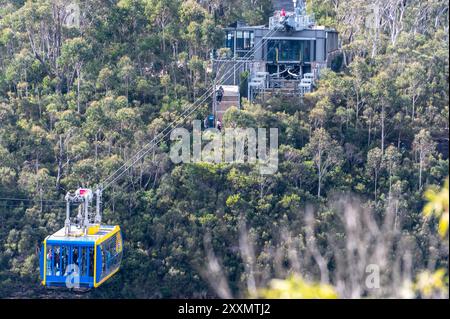 Glissant entre les sommets des falaises au-dessus de la Jamison Valley, à 270 mètres, se trouve le téléphérique le plus haut d'Australie, un téléphérique panoramique au sol en verre (téléphérique) Banque D'Images