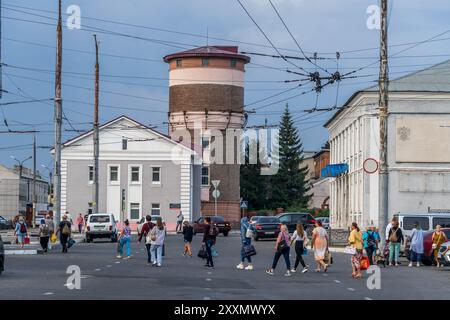 Le peuple russe dans les rues animées du centre-ville de Belgorod, une ville de l'oblast de Belgorod (région de Belgorod), dans l'ouest de la Russie. Banque D'Images