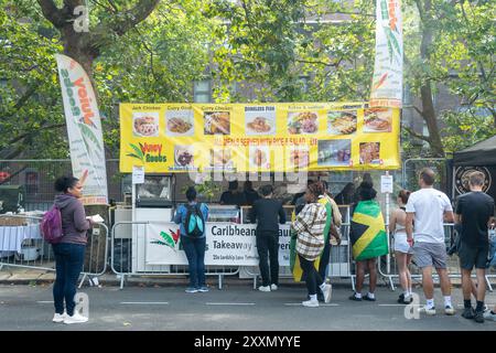 Londres, Royaume-Uni, 25 août 2024. Un stand de nourriture au Carnaval de Notting Hill dans le centre de Londres. Le plus grand festival de rue d'Europe célèbre la culture caribéenne et devrait accueillir plus d'un million de personnes chaque jour. Photo de Ray Tang crédit : A.A. Gill/Alamy Live News Banque D'Images