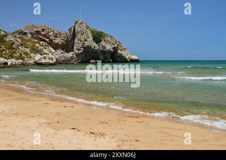 Plage de sable, mer et rochers. Balibey, Sile, Istanbul, Turquie Banque D'Images