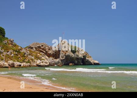 Sable, mer, rocher. Balibey, Shile, Istanbul, Turquie Banque D'Images