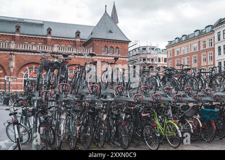 Vélos garés sur un rack à la gare centrale de Copenhague Banque D'Images