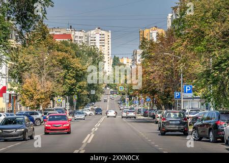 Le trafic dans les rues de Belgorod, l'ouest de la Russie près de la frontière ukrainienne, avec l'architecture soviétique et russe. Banque D'Images