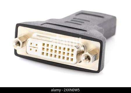 Port DVI vers HDMI convertisseur numérique sur fond blanc Banque D'Images