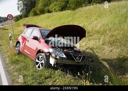 DATE D'ENREGISTREMENT NON INDIQUÉE Salzenforst - Verletzte nach Unfall 23.08.2024, 09:45 Uhr S106, Salzenforst Fotograf : LausitzNews.de AM Freitagmorgen kam es auf der S106 AM Abzweig nach Schmochtitz zu einem Unfall. AUS bisher ungeklärter Ursache kollidierten ein Opel und einNissan mit einander. Der Nissan überschlug sich anschließend noch. Alle Personen konnten sich selbstständig aus dem Wagen befreien. Nach ersten Informationen wurden zwei Menschen verletzt und wurden durch den Rettungsdienst versorgt. Die Feuerwehr kümmerte sich um die Unfallwracks und auslaufende Flüssigkeiten. Die Staatsstraße guerre Banque D'Images