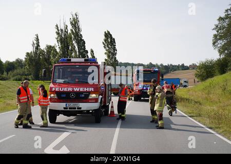 DATE D'ENREGISTREMENT NON INDIQUÉE Salzenforst - Verletzte nach Unfall 23.08.2024, 09:45 Uhr S106, Salzenforst Fotograf : LausitzNews.de AM Freitagmorgen kam es auf der S106 AM Abzweig nach Schmochtitz zu einem Unfall. AUS bisher ungeklärter Ursache kollidierten ein Opel und einNissan mit einander. Der Nissan überschlug sich anschließend noch. Alle Personen konnten sich selbstständig aus dem Wagen befreien. Nach ersten Informationen wurden zwei Menschen verletzt und wurden durch den Rettungsdienst versorgt. Die Feuerwehr kümmerte sich um die Unfallwracks und auslaufende Flüssigkeiten. Die Staatsstraße guerre Banque D'Images