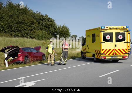 DATE D'ENREGISTREMENT NON INDIQUÉE Salzenforst - Verletzte nach Unfall 23.08.2024, 09:45 Uhr S106, Salzenforst Fotograf : LausitzNews.de AM Freitagmorgen kam es auf der S106 AM Abzweig nach Schmochtitz zu einem Unfall. AUS bisher ungeklärter Ursache kollidierten ein Opel und einNissan mit einander. Der Nissan überschlug sich anschließend noch. Alle Personen konnten sich selbstständig aus dem Wagen befreien. Nach ersten Informationen wurden zwei Menschen verletzt und wurden durch den Rettungsdienst versorgt. Die Feuerwehr kümmerte sich um die Unfallwracks und auslaufende Flüssigkeiten. Die Staatsstraße guerre Banque D'Images