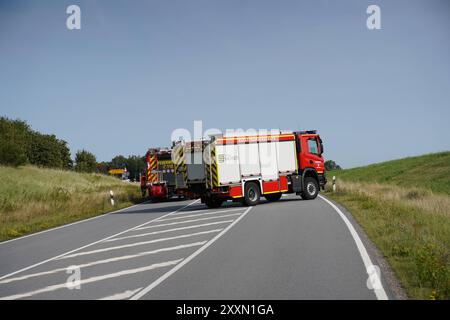 DATE D'ENREGISTREMENT NON INDIQUÉE Salzenforst - Verletzte nach Unfall 23.08.2024, 09:45 Uhr S106, Salzenforst Fotograf : LausitzNews.de AM Freitagmorgen kam es auf der S106 AM Abzweig nach Schmochtitz zu einem Unfall. AUS bisher ungeklärter Ursache kollidierten ein Opel und einNissan mit einander. Der Nissan überschlug sich anschließend noch. Alle Personen konnten sich selbstständig aus dem Wagen befreien. Nach ersten Informationen wurden zwei Menschen verletzt und wurden durch den Rettungsdienst versorgt. Die Feuerwehr kümmerte sich um die Unfallwracks und auslaufende Flüssigkeiten. Die Staatsstraße guerre Banque D'Images