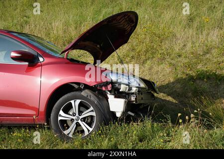 DATE D'ENREGISTREMENT NON INDIQUÉE Salzenforst - Verletzte nach Unfall 23.08.2024, 09:45 Uhr S106, Salzenforst Fotograf : LausitzNews.de AM Freitagmorgen kam es auf der S106 AM Abzweig nach Schmochtitz zu einem Unfall. AUS bisher ungeklärter Ursache kollidierten ein Opel und einNissan mit einander. Der Nissan überschlug sich anschließend noch. Alle Personen konnten sich selbstständig aus dem Wagen befreien. Nach ersten Informationen wurden zwei Menschen verletzt und wurden durch den Rettungsdienst versorgt. Die Feuerwehr kümmerte sich um die Unfallwracks und auslaufende Flüssigkeiten. Die Staatsstraße guerre Banque D'Images