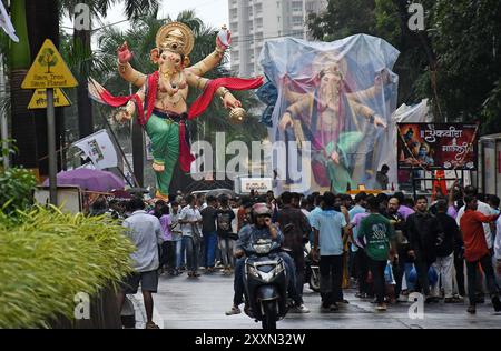 Mumbai, Inde. 25 août 2024. Les gens portent l'idole du Dieu hindou à tête d'éléphant Ganesh de l'atelier à pandal (abri temporaire) avant le festival Ganesh Chaturthi à Mumbai. Le festival indien de Ganesh Chaturthi célèbre la naissance de Ganesha, le Dieu à tête d'éléphant de la sagesse et de la prospérité dans la mythologie hindoue, qui est également reconnu comme le Dieu des nouveaux débuts et du démantèlement des obstacles. Le festival de dix jours sera célébré dans tout le pays du 7 au 17 septembre 2024. Crédit : SOPA images Limited/Alamy Live News Banque D'Images