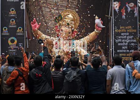 Mumbai, Inde. 25 août 2024. L'idole du Dieu hindou à tête d'éléphant Ganesh est transportée de l'atelier à pandal (abri temporaire) avant le festival Ganesh Chaturthi à Mumbai. Le festival indien de Ganesh Chaturthi célèbre la naissance de Ganesha, le Dieu à tête d'éléphant de la sagesse et de la prospérité dans la mythologie hindoue, qui est également reconnu comme le Dieu des nouveaux débuts et du démantèlement des obstacles. Le festival de dix jours sera célébré dans tout le pays du 7 au 17 septembre 2024. Crédit : SOPA images Limited/Alamy Live News Banque D'Images