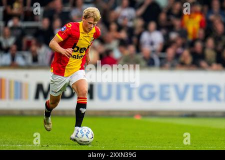 Deventer, pays-Bas. 25 août 2024. DEVENTER, PAYS-BAS - AOÛT 25 : Soren Tengstedt de Go Ahead Eagles dribble avec le ballon lors du match néerlandais Eredivisie entre Go Ahead Eagles et RKC Waalwijk à de Adelaarshorst le 25 août 2024 à Deventer, pays-Bas. (Photo de René Nijhuis/Orange Pictures) crédit : dpa/Alamy Live News Banque D'Images