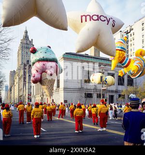 New York, le 28 novembre 1991, les gestionnaires de ballons, le ballon étoile de Macy, le défilé de Thanksgiving de Macy, New York City, NYC, NY, état de New York, ÉTATS-UNIS, Banque D'Images