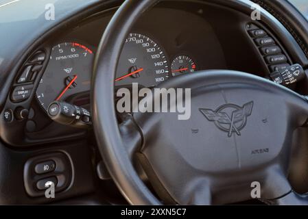 Le tableau de bord de la Corvette 2000 place le tachymètre, le compteur de vitesse de 200 mi/h et d'autres indicateurs et commandes importants directement devant le conducteur. Banque D'Images