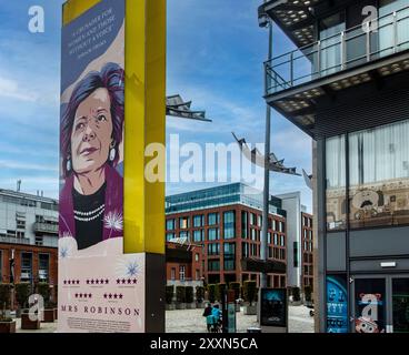 Panneau promotionnel pour un film documentaire sur Mary Robinson, l'ancienne présidente irlandaise, devant le Lighthouse Cinema, Dublin, Irlande. Banque D'Images