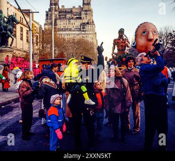 New York, le 28 novembre 1991, officier de police transportant Little Boy, People, Macy's Thanksgiving Day Parade, New York City, NYC, NY, état de New York, ÉTATS-UNIS, Banque D'Images