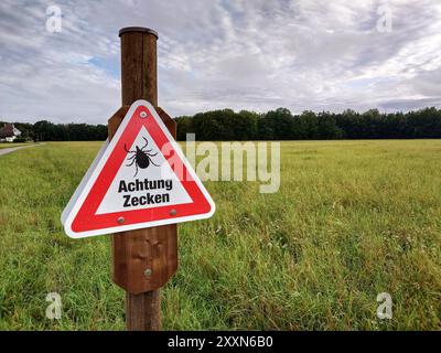 Munich, Bavière, Allemagne. 25 août 2024. Un exemple de panneau d'avertissement pour les tiques installées dans la région de Blumenau à Munich, en Allemagne. Le sud de l'Allemagne fait partie des zones rouges pour les maladies transmises par les tiques, telles que la FSME et d'autres maladies. (Crédit image : © Sachelle Babbar/ZUMA Press Wire) USAGE ÉDITORIAL SEULEMENT! Non destiné à UN USAGE commercial ! Banque D'Images