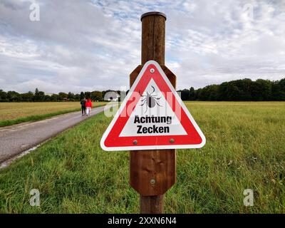 Munich, Bavière, Allemagne. 25 août 2024. Un exemple de panneau d'avertissement pour les tiques installées dans la région de Blumenau à Munich, en Allemagne. Le sud de l'Allemagne fait partie des zones rouges pour les maladies transmises par les tiques, telles que la FSME et d'autres maladies. (Crédit image : © Sachelle Babbar/ZUMA Press Wire) USAGE ÉDITORIAL SEULEMENT! Non destiné à UN USAGE commercial ! Banque D'Images