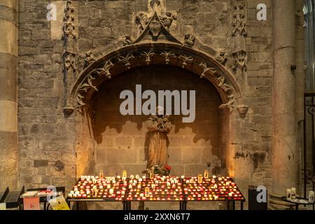 Kerzen im Innenraum der Basilika St-Nazaire und St-Celse, Carcassonne, Frankreich, Europa | bougies de la Basilique des Saints Nazaire et Celsus, car Banque D'Images